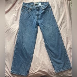 Levis medium wash jeans in super good condition no pilling or stains